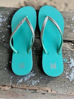 Victoria's Secret Turquoise Flip Flop Sandals with Silver Glitter Straps 
Sz 6/7
